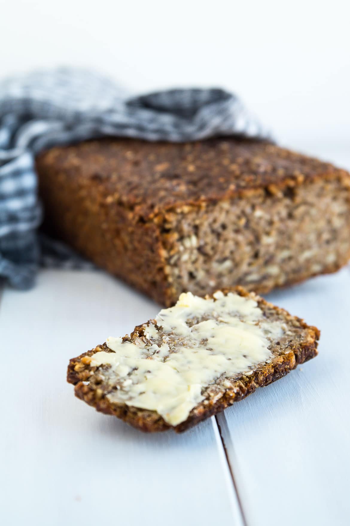 Groft rugbrød bagt med surdej