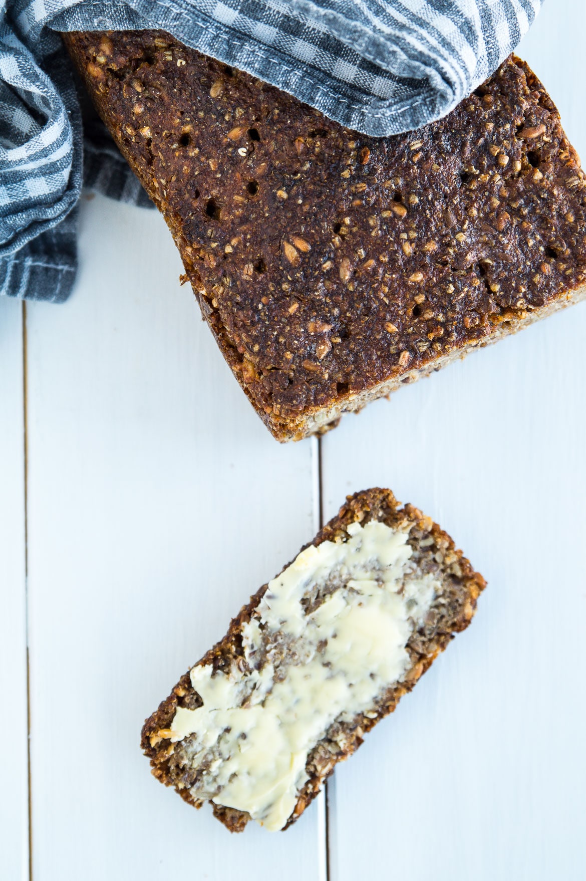 Groft rugbrød bagt med surdej