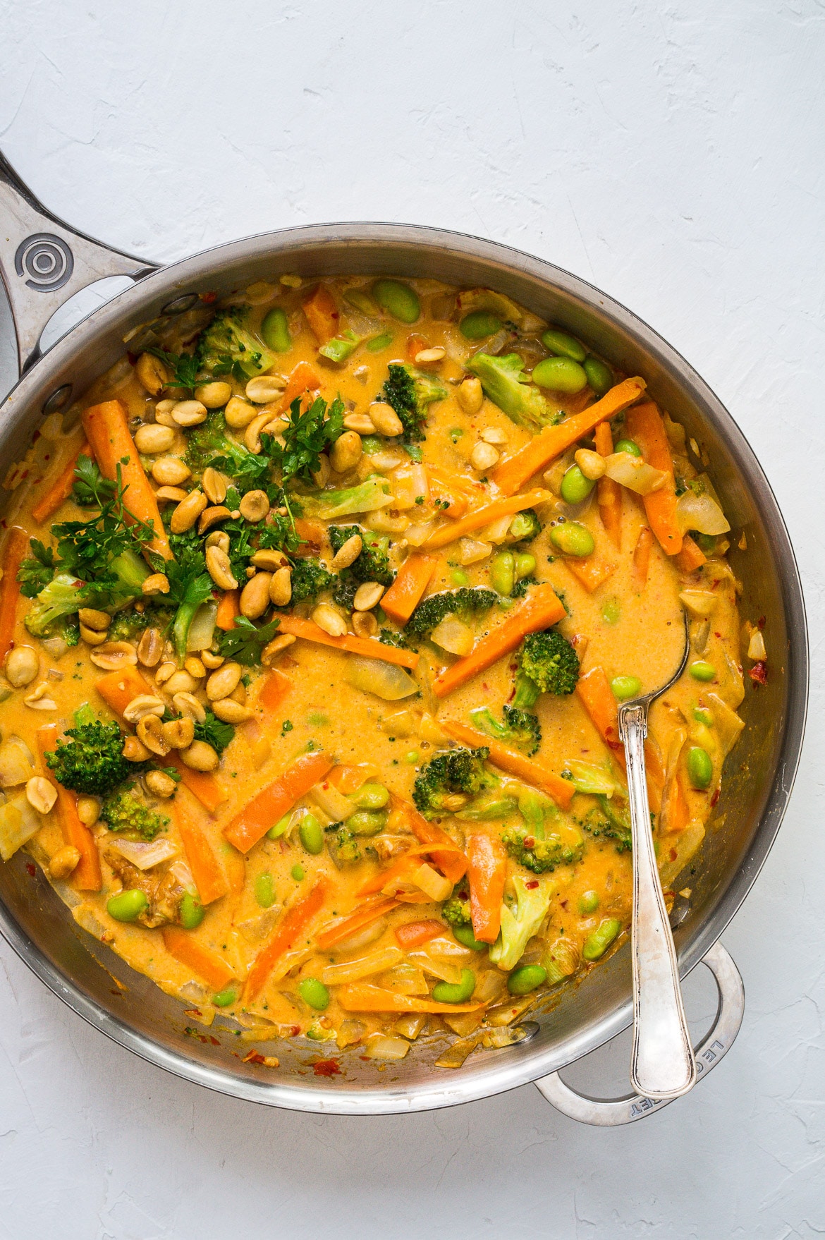 Vegetarisk panang med grønt, rød karrypasta og kokosmælk