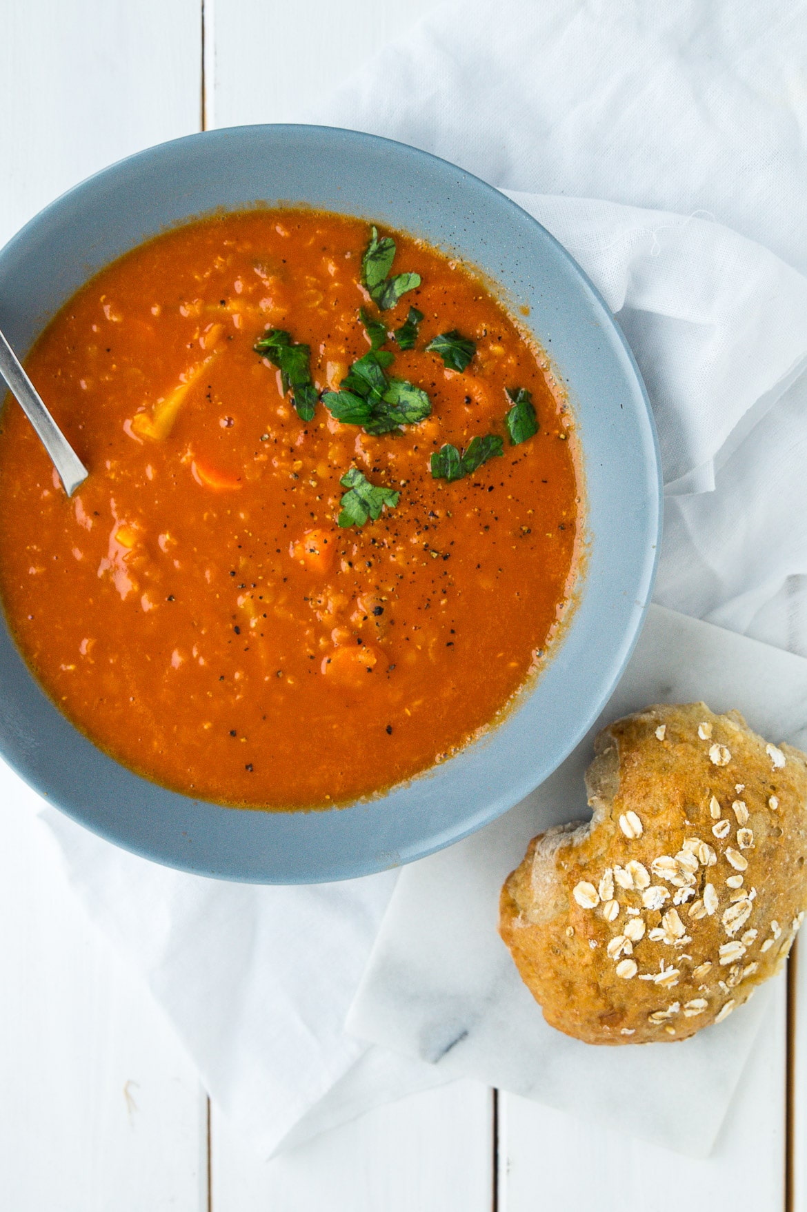 Tomatsuppe med kokosmælk og røde linser