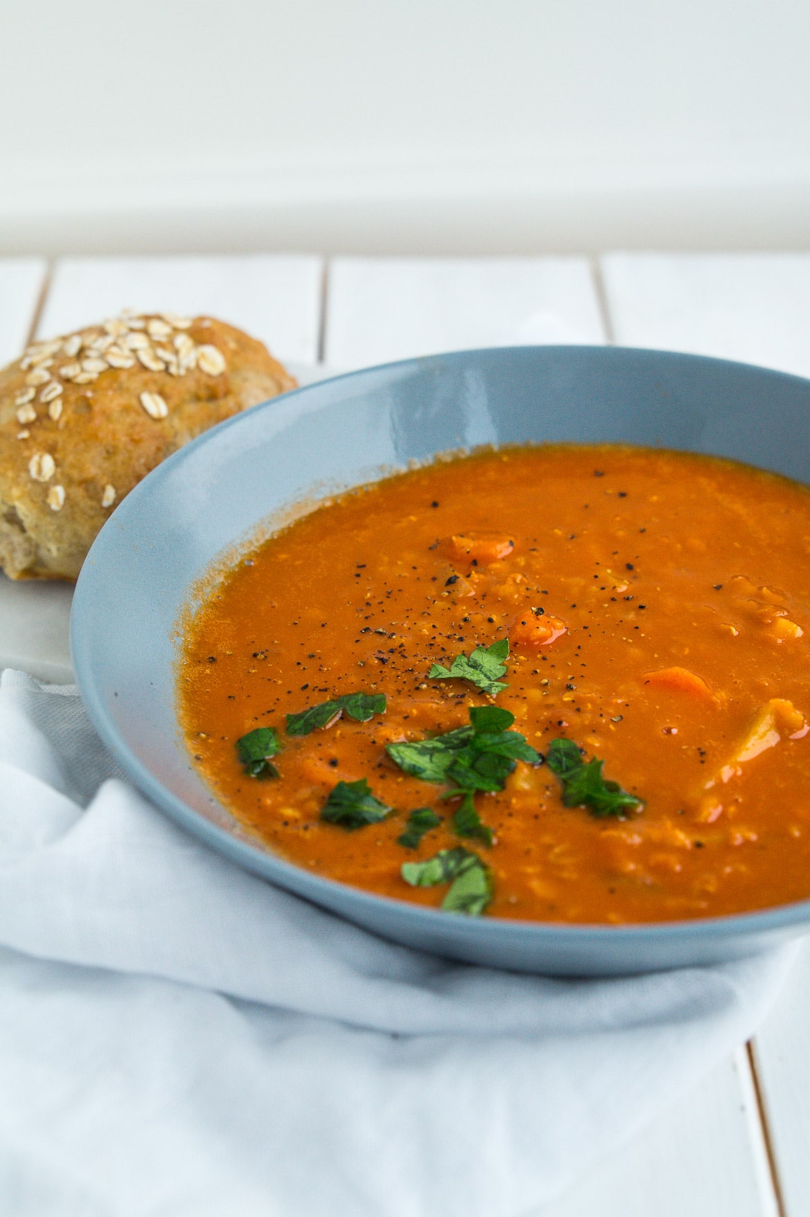 Tomatsuppe med kokosmælk og røde linser