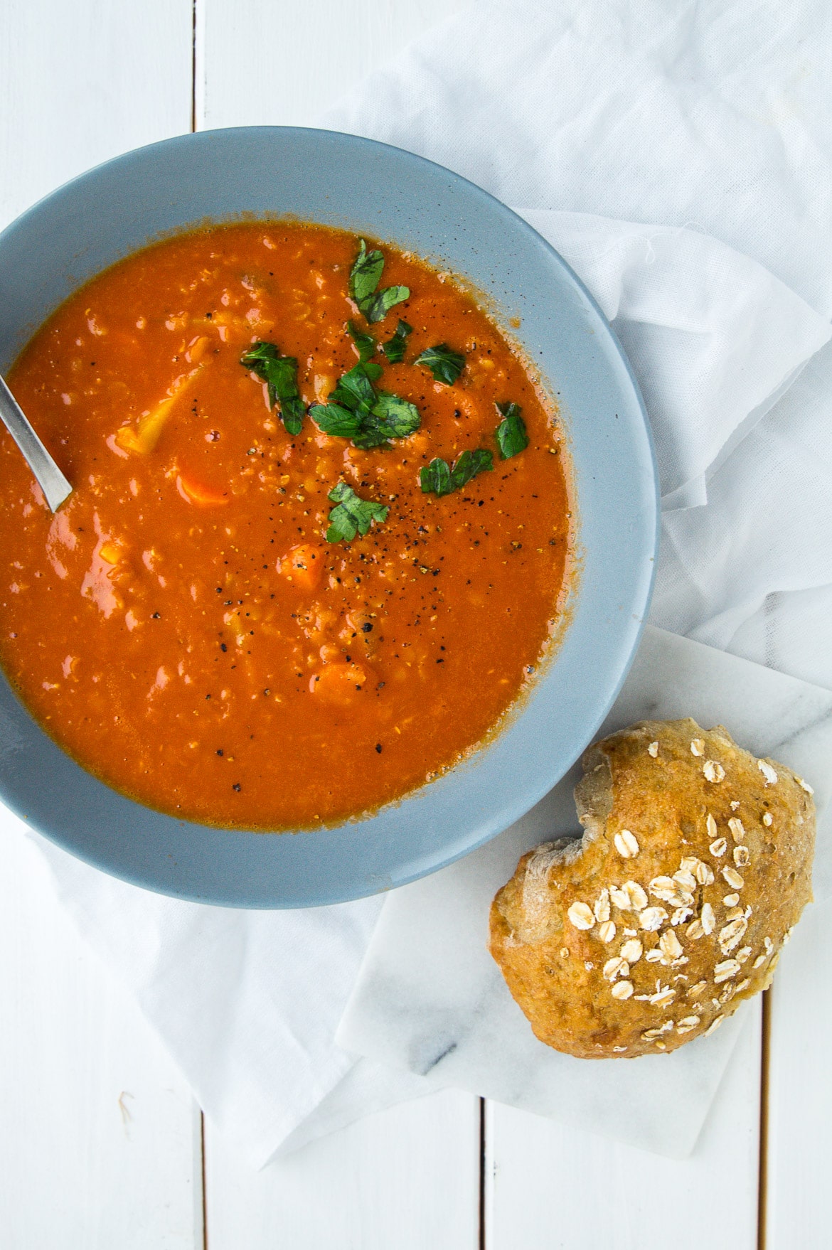 Tomatsuppe med kokosmælk og røde linser