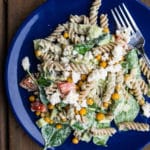 Pastasalat vendt i guacamole