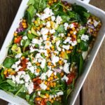 Salat med hvidløgsbagte tomater og kikærter med feta og avocado