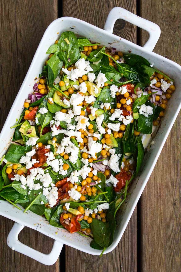 Salat med hvidløgsbagte tomater og kikærter med feta og avocado
