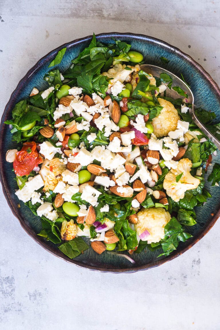Spinatsalat med bagte tomater, blomkål og feta