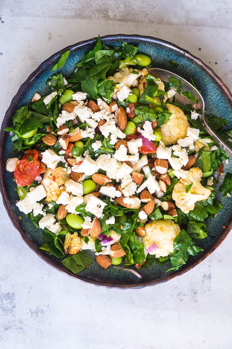Spinatsalat med bagte tomater, blomkål og feta