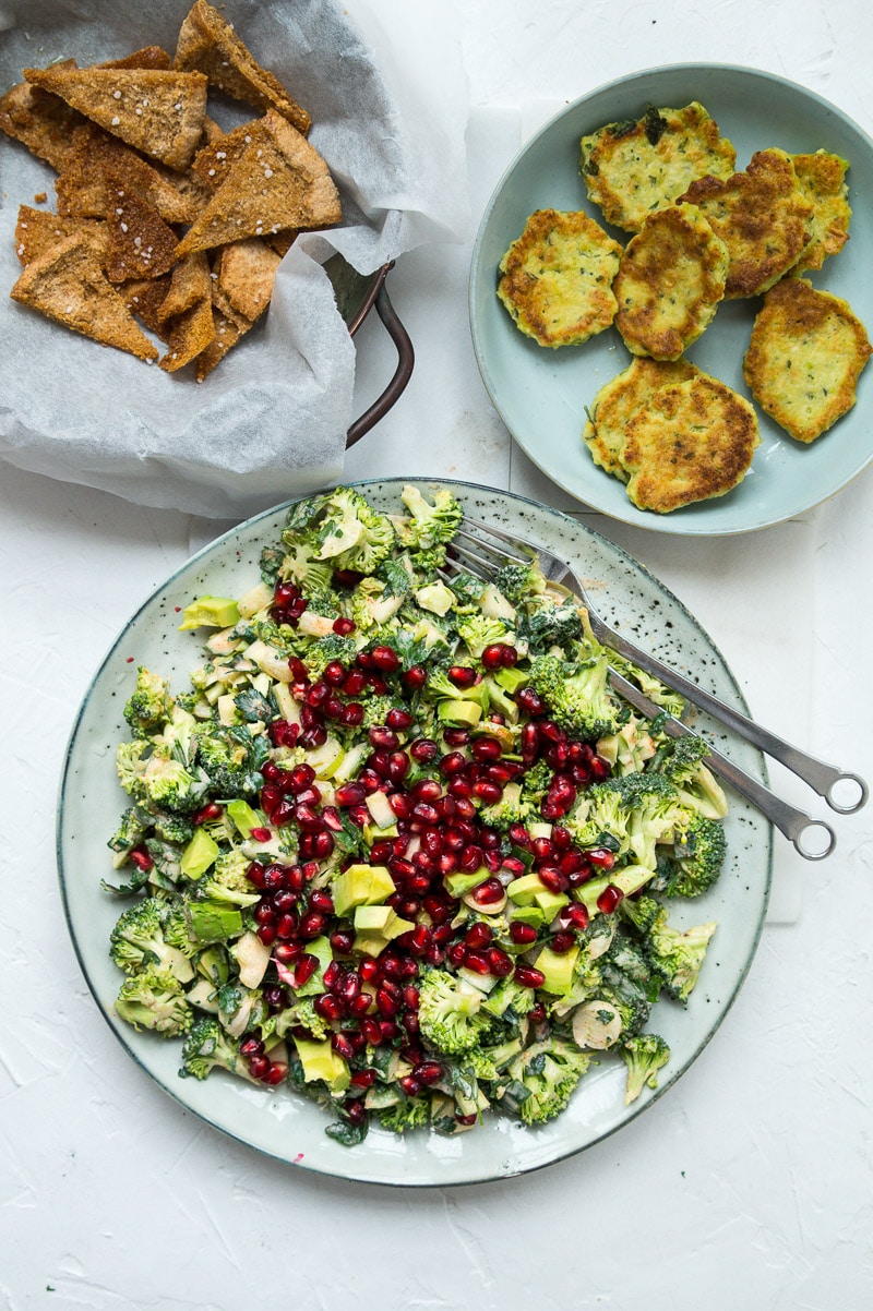 Broccolisalat med granatæblekerner, creme fraiche og persille