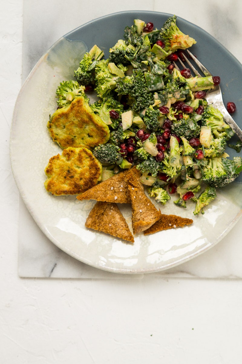 Broccolisalat med granatæblekerner, creme fraiche og persille