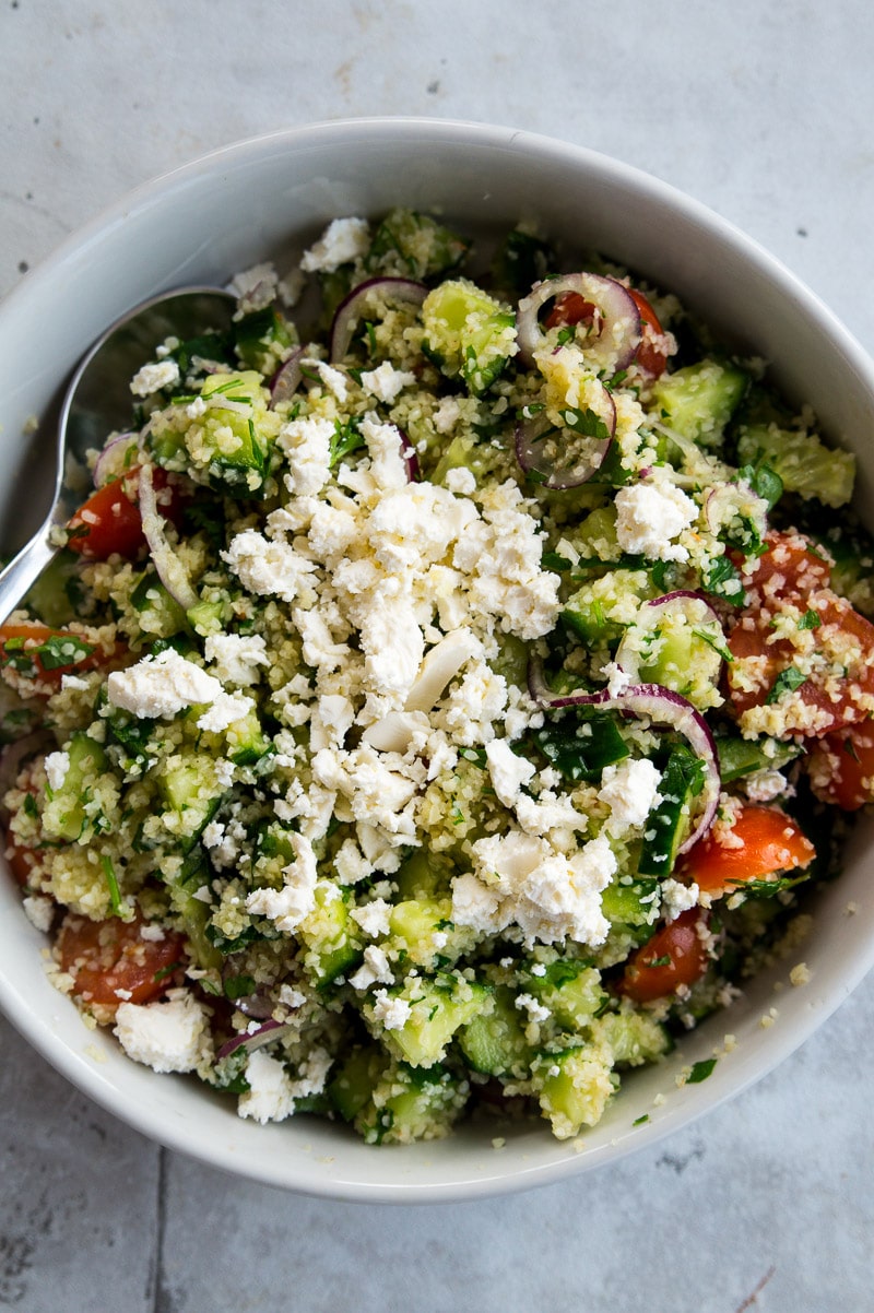 Couscous salat med hvidløgsdressing