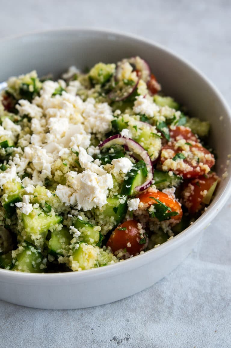 Couscous salat med hvidløgsdressing