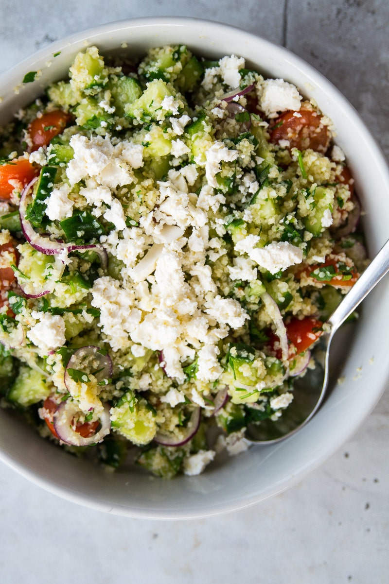 Couscous salat med hvidløgsdressing