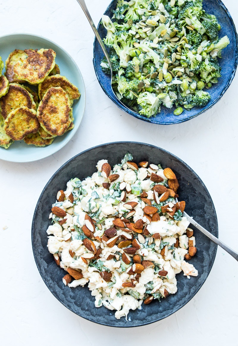 Cremet blomkålssalat med creme fraiche dressing og soyaristede mandler