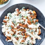 Cremet blomkålssalat med creme fraiche dressing og soyaristede mandler
