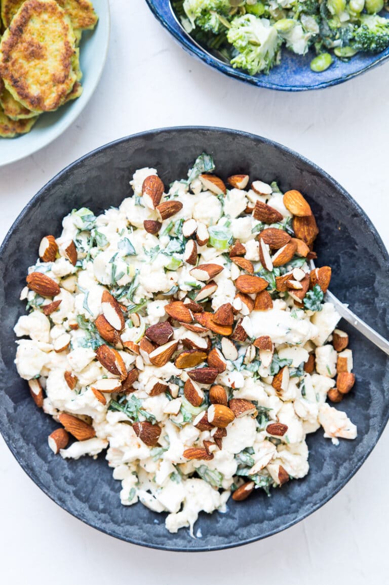 Cremet blomkålssalat med creme fraiche dressing og soyaristede mandler