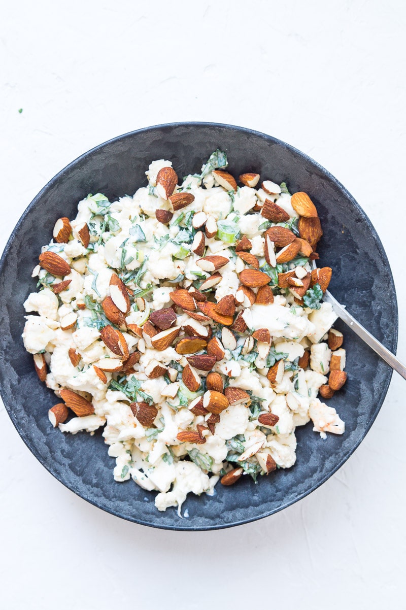 Cremet blomkålssalat med creme fraiche dressing og soyaristede mandler