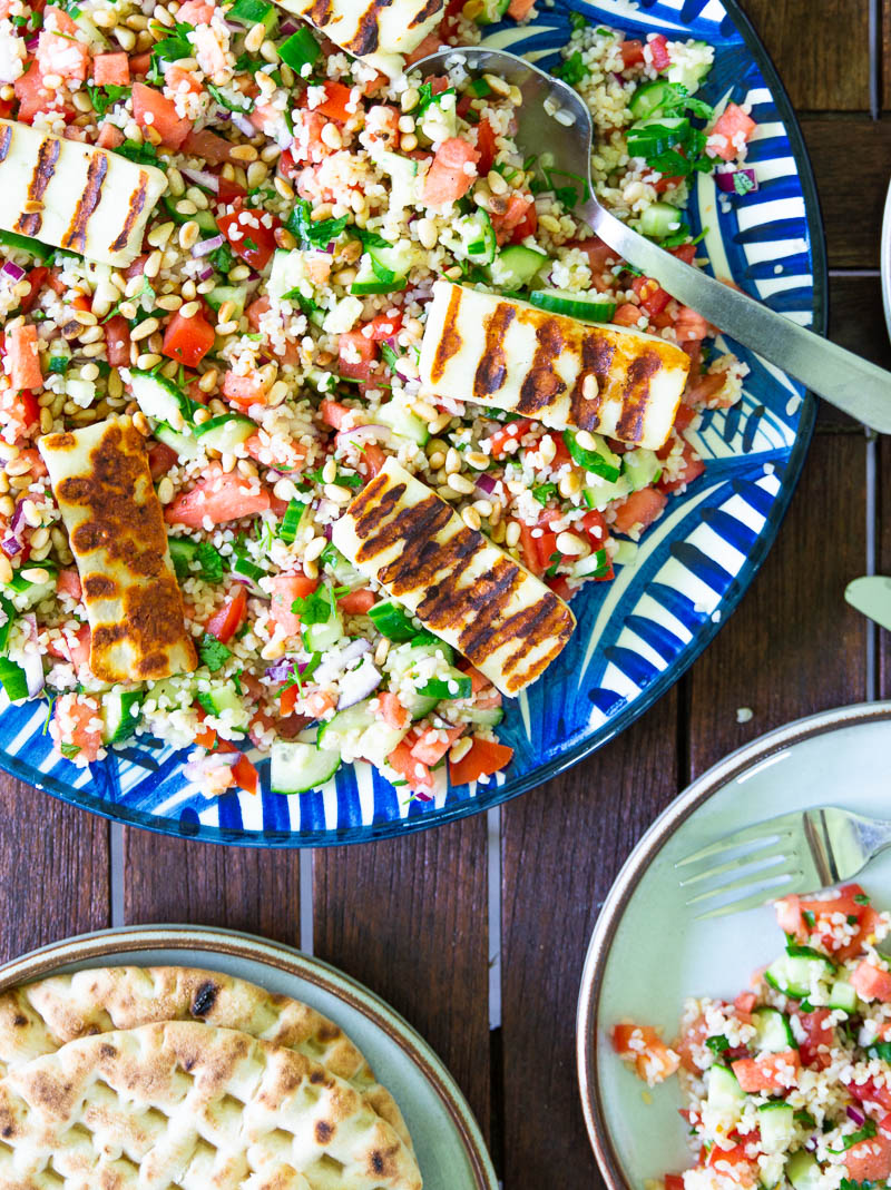 Sommersalat med bulgur, vandmelon, krydderurter og halloumi