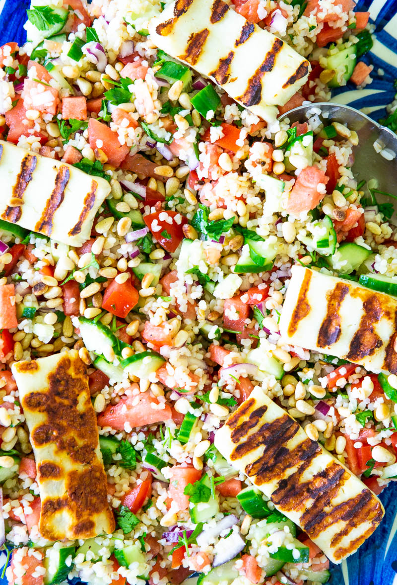 Sommersalat med bulgur, vandmelon, krydderurter og halloumi