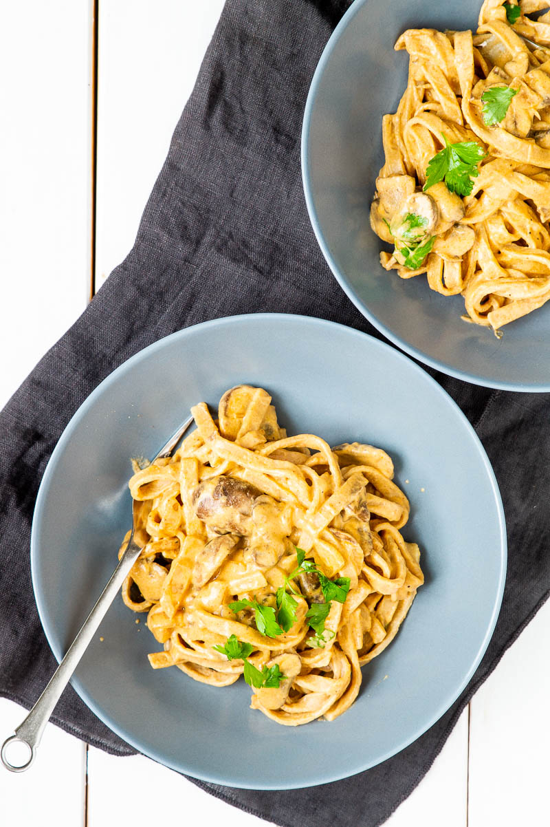 Spaghetti i cashewnødde-sauce med svampe