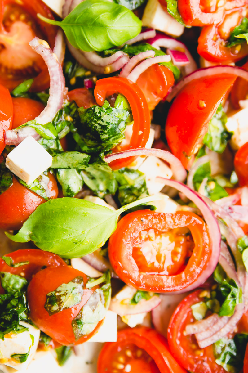 Tomatsalat med feta og basilikum