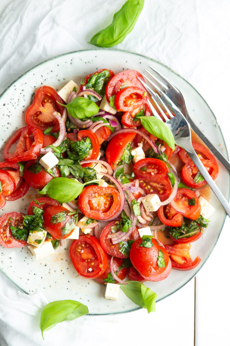 Tomatsalat med feta og basilikum