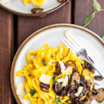 pasta med græskarsauce og stegte svampe