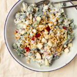 Broccolisalat med æble og græsk yoghurt