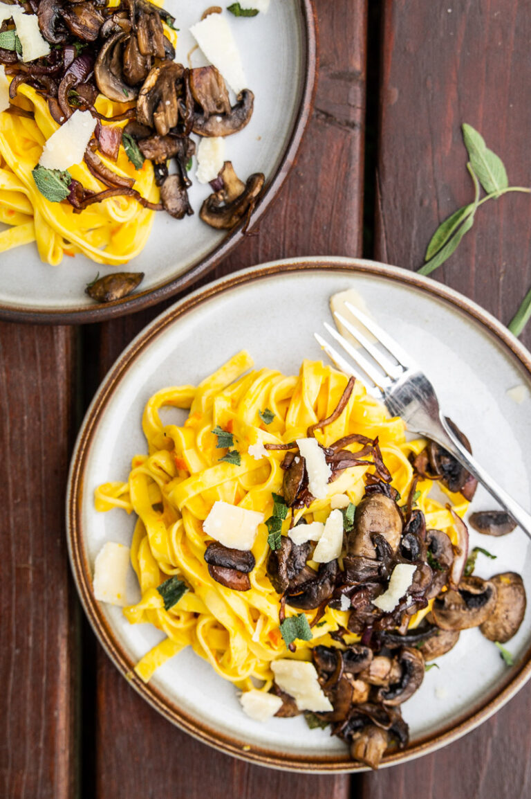 Pasta med græskarsauce og stegte svampe