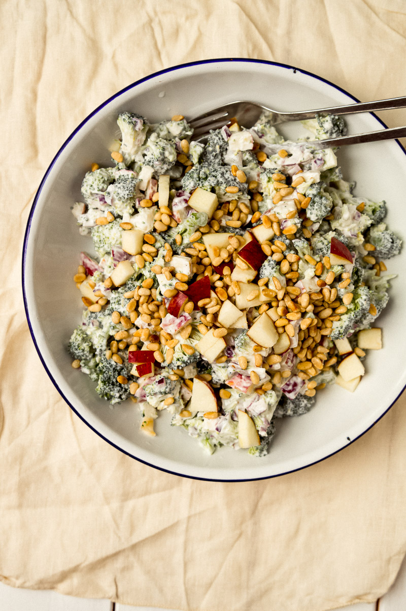 Broccolisalat med æble og græsk yoghurt