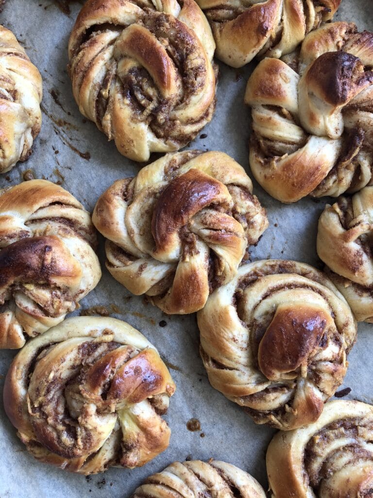 Kanelsnurrer med æble og marcipan