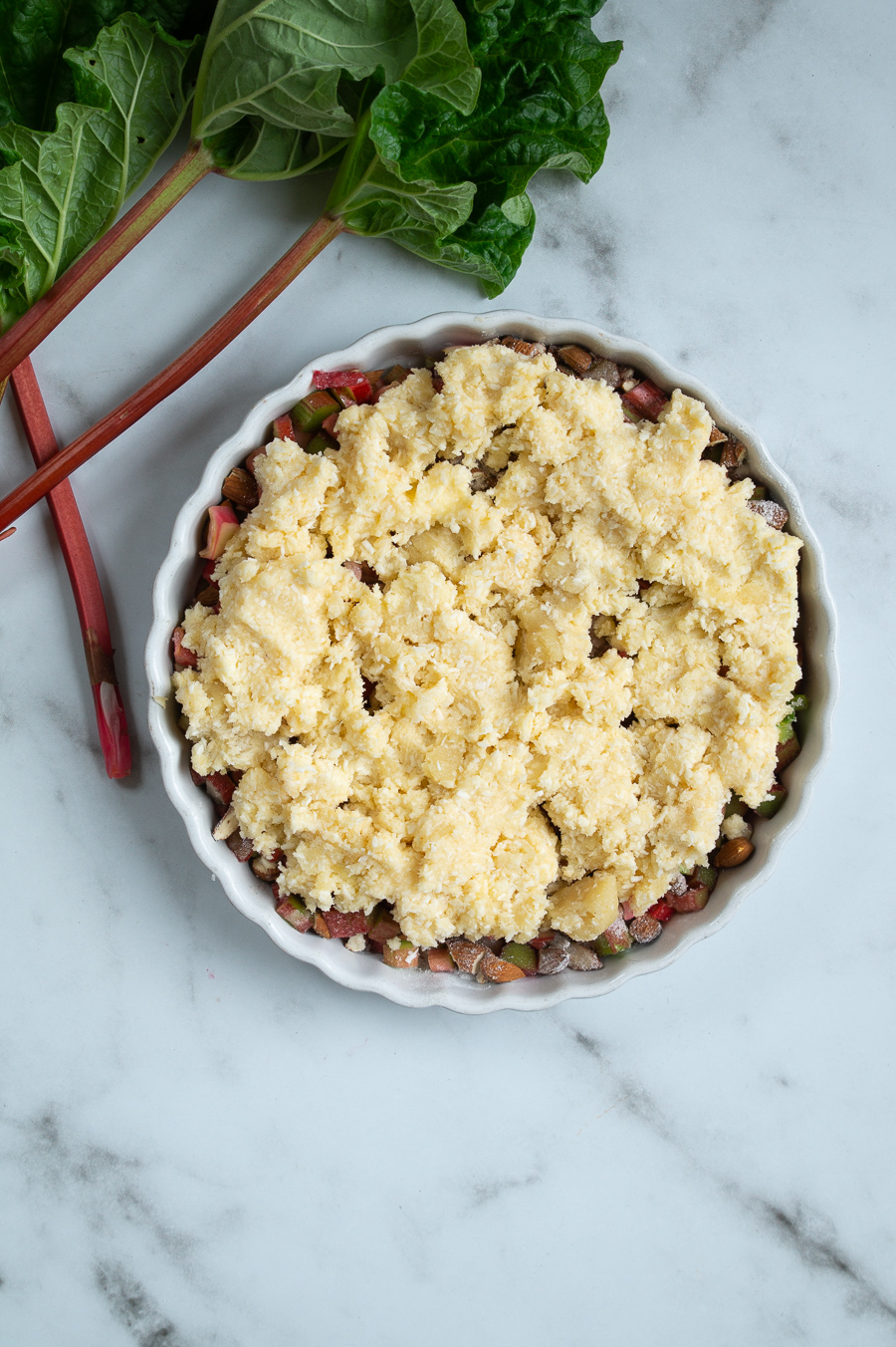 rabarbercrumble-med-marcipan