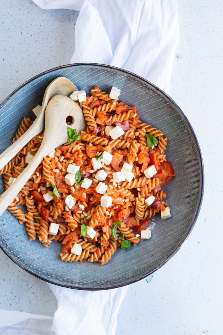 Pastasalat med peberfrugtcreme