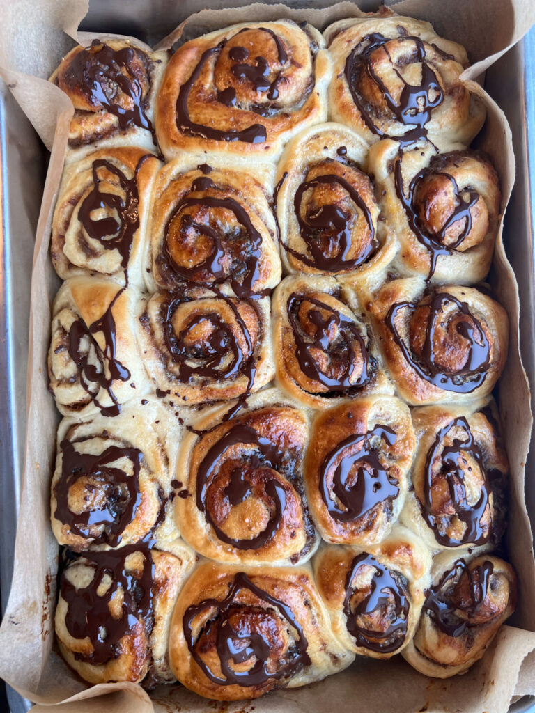 Kanelsnegle med dadelfyld