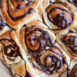 Kanelsnegle med dadelfyld