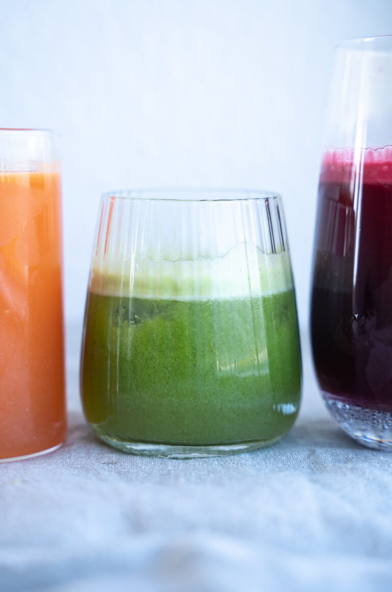 Juice med spinat, æble og squash