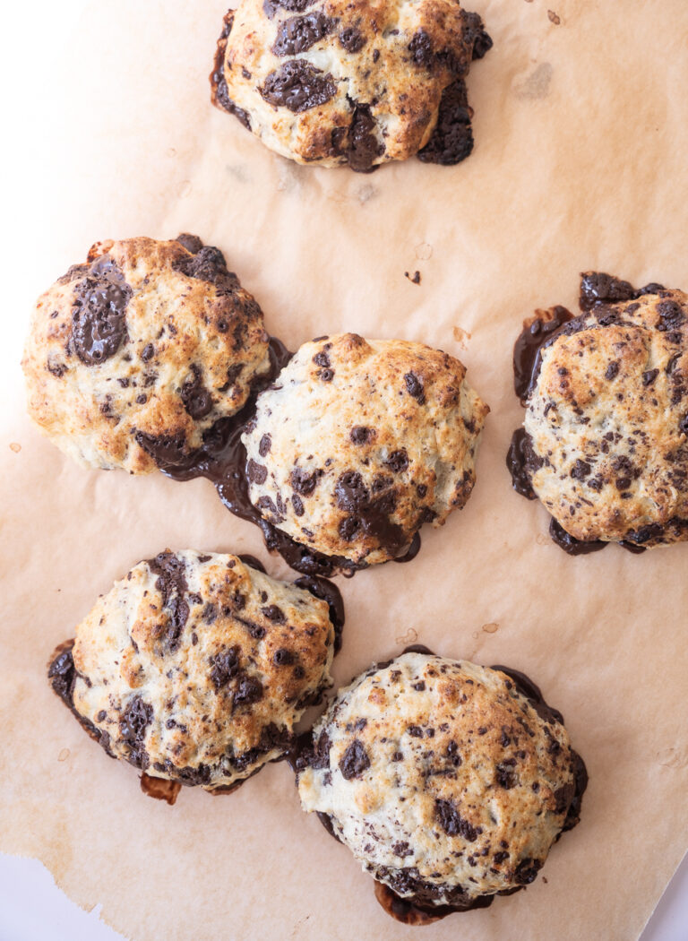 Chokoladescones med hytteost