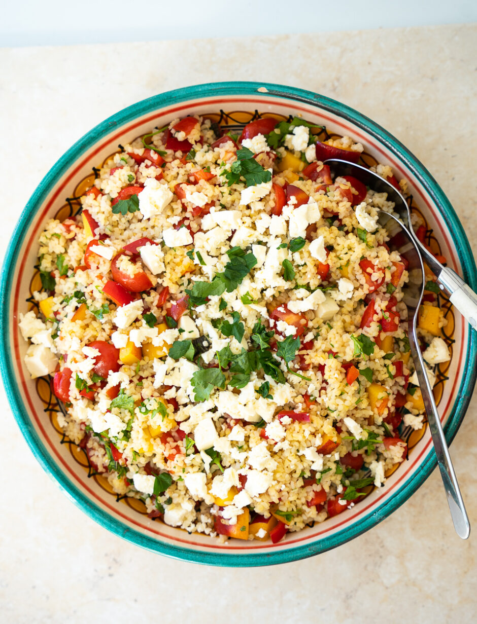 Bulgursalat med nektarin, feta og friske krydderurter